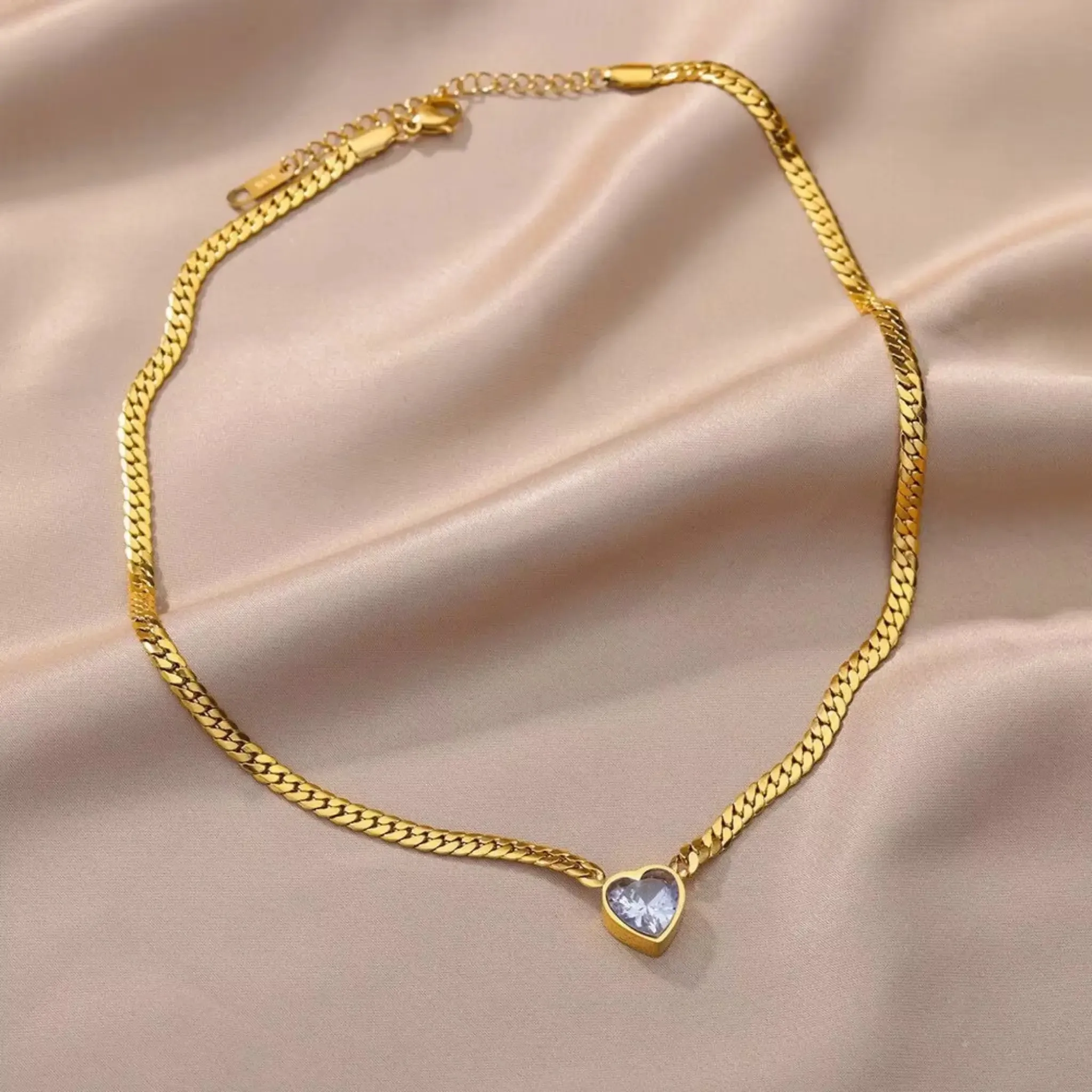 AMORA HEART NECKLACE