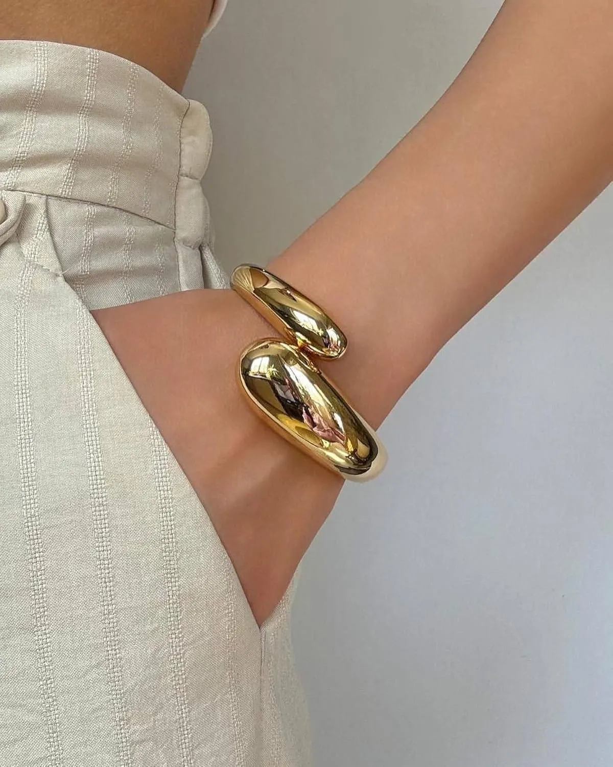 Chunky Gold Bangle Bracelet for Women,Thick Gold Plated Cuff Bangles,Hinged Arm Cuff Jewelry for Women Gifts