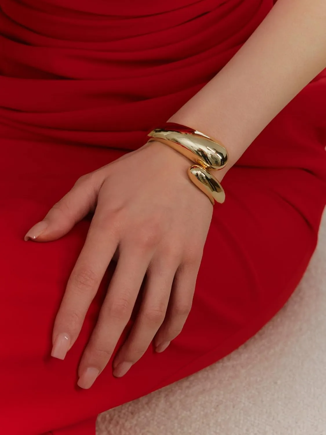 Chunky Gold Bangle Bracelet for Women,Thick Gold Plated Cuff Bangles,Hinged Arm Cuff Jewelry for Women Gifts