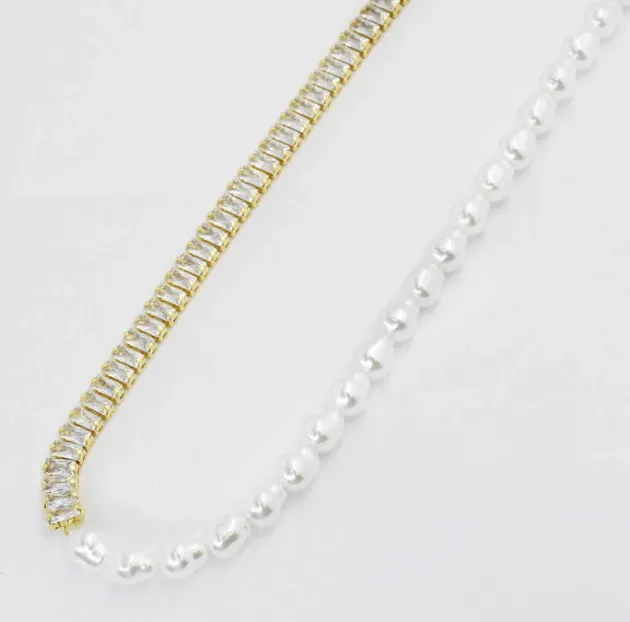Pearly Sparkling Necklace