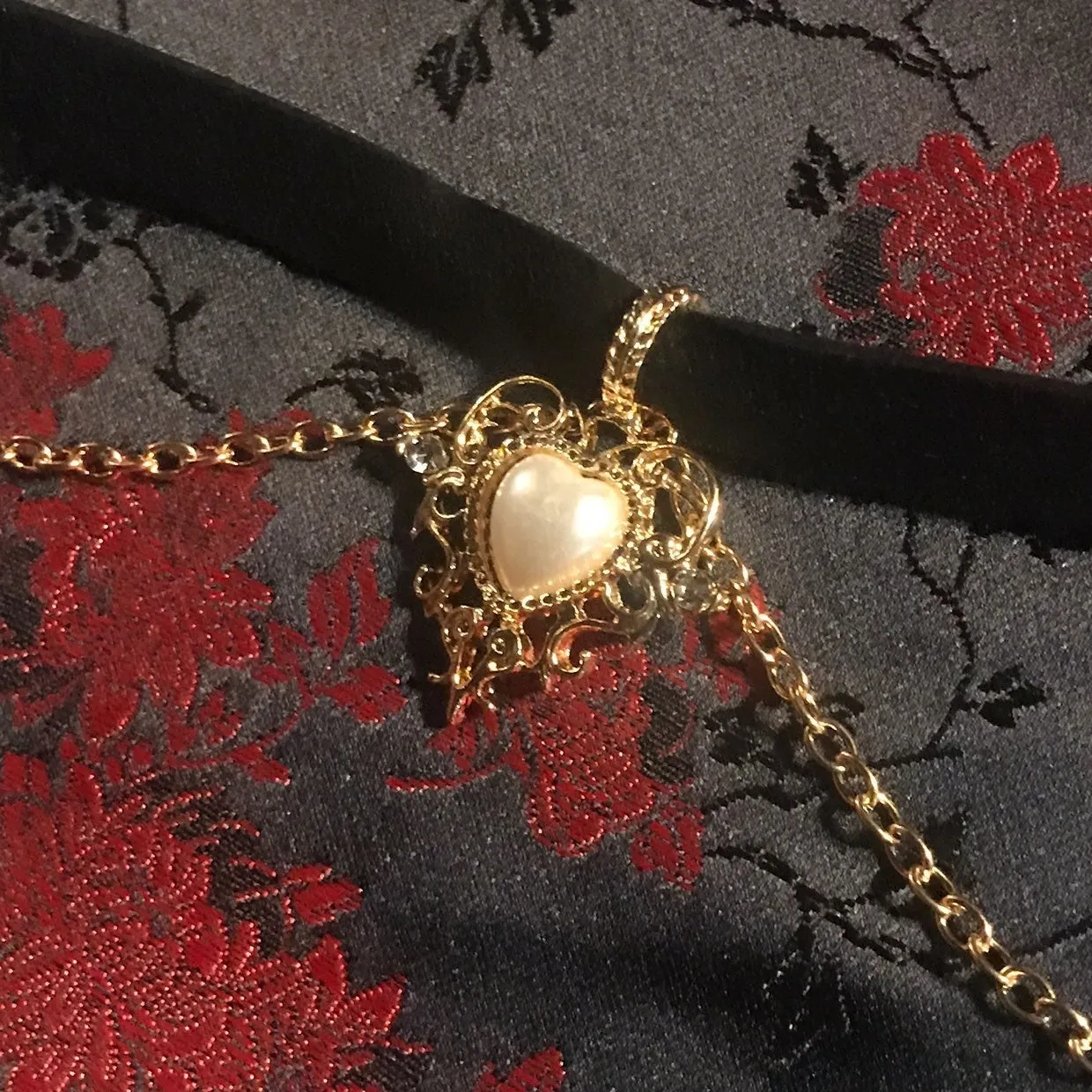 Regal Heart and Gold Chains Choker