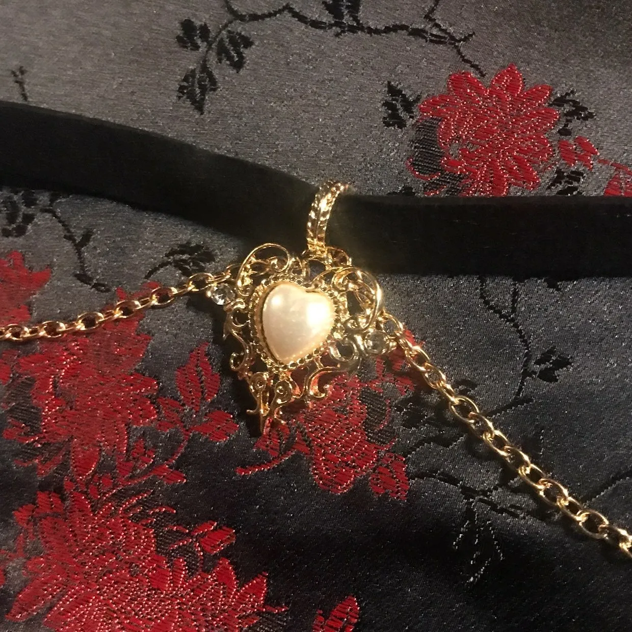 Regal Heart and Gold Chains Choker