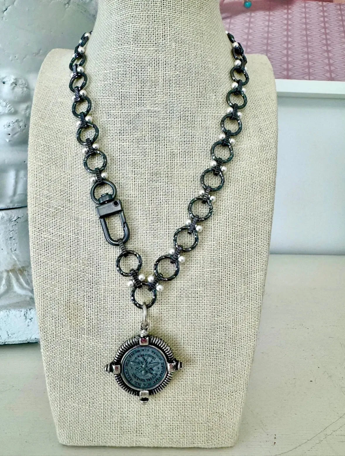 Regina Bee Necklace - Black