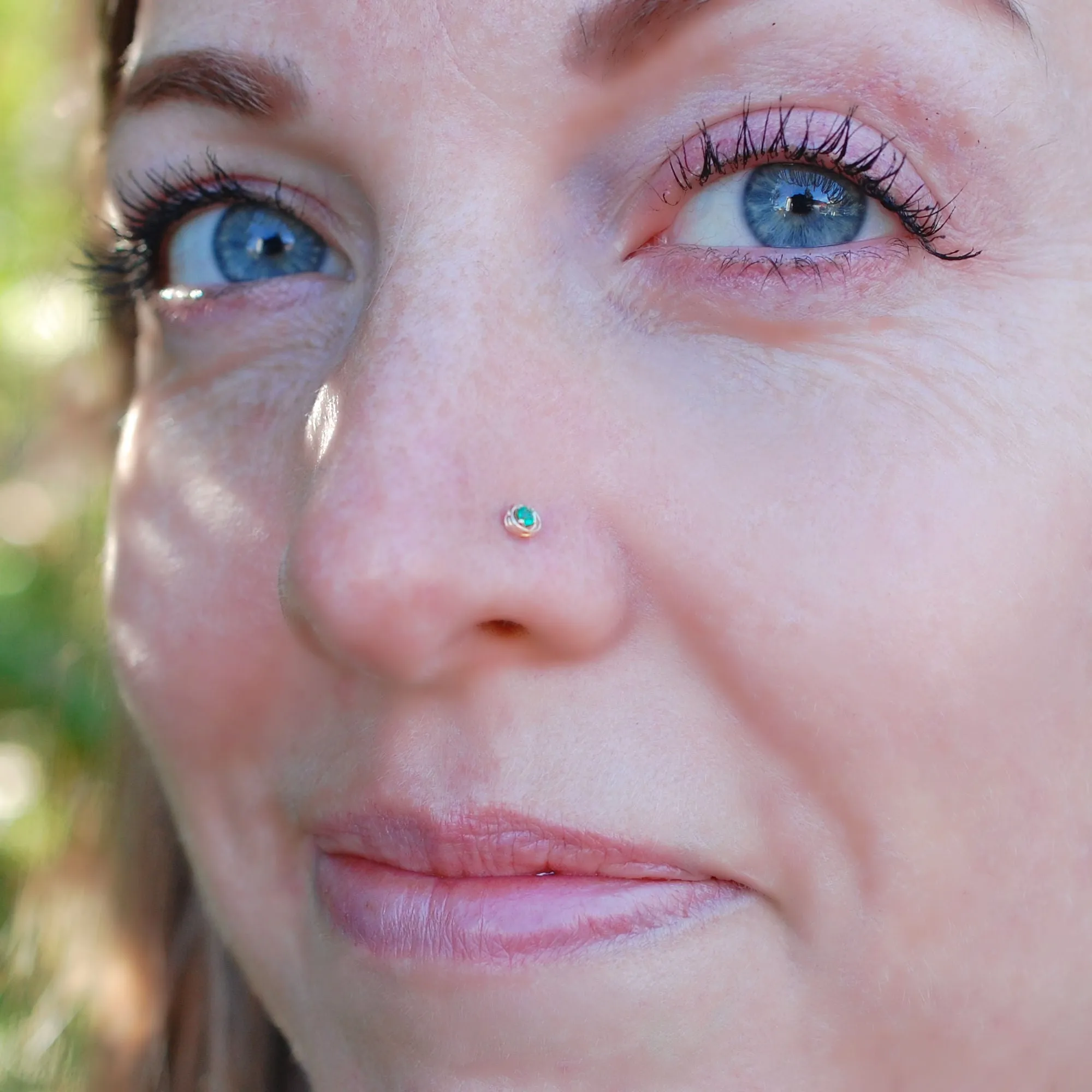 Tangled Emerald Nose Stud in Gold 2mm Stone