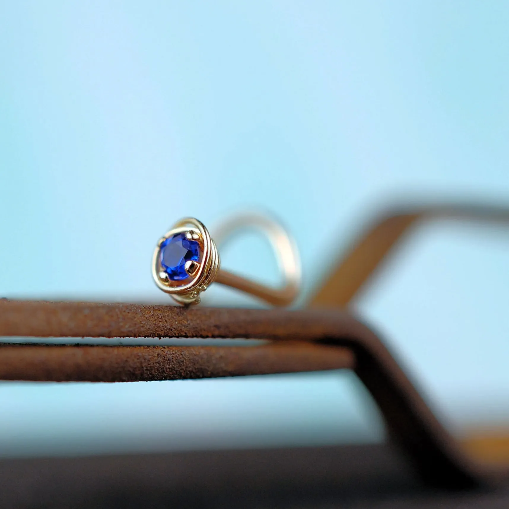 Tangled Sapphire Nose Stud in Gold