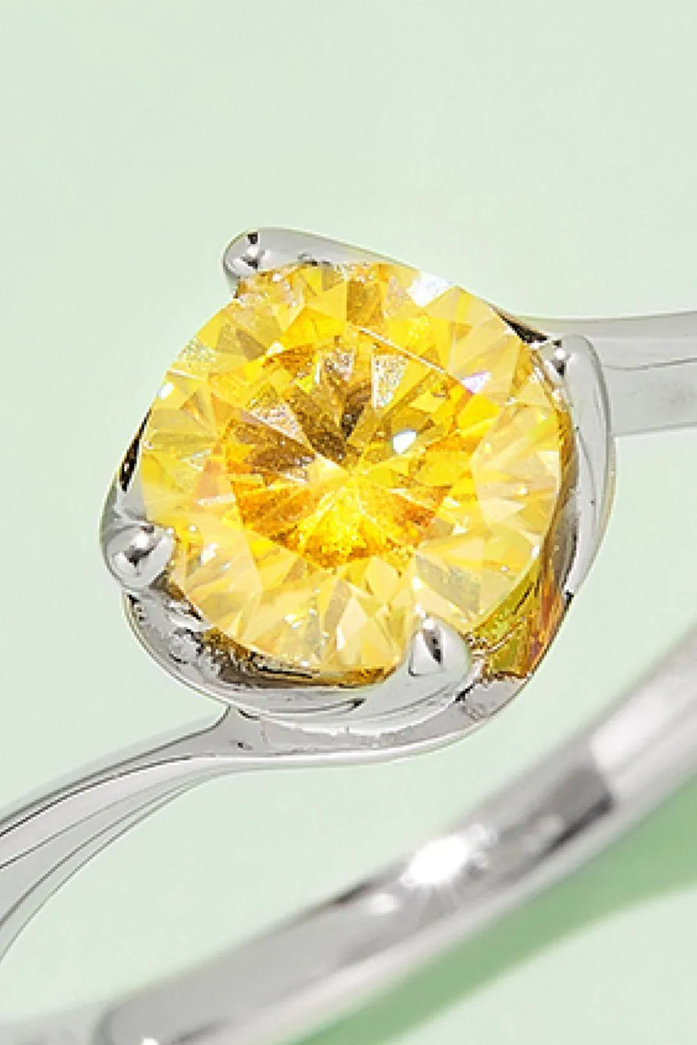 Vibrant Round Solitaire 1 Carat Moissanite Ring