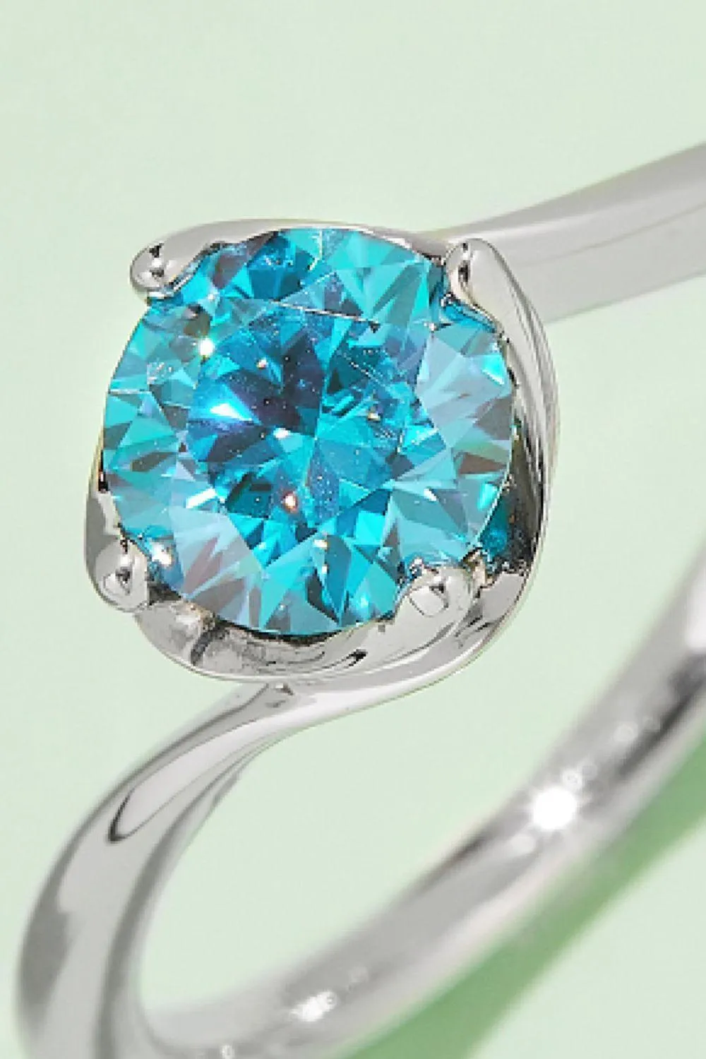 Vibrant Round Solitaire 1 Carat Moissanite Ring