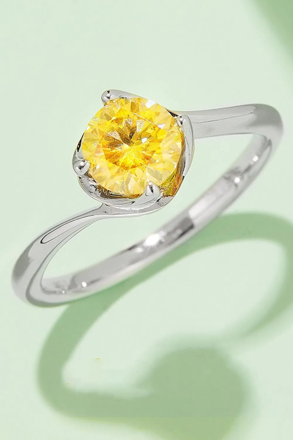 Vibrant Round Solitaire 1 Carat Moissanite Ring