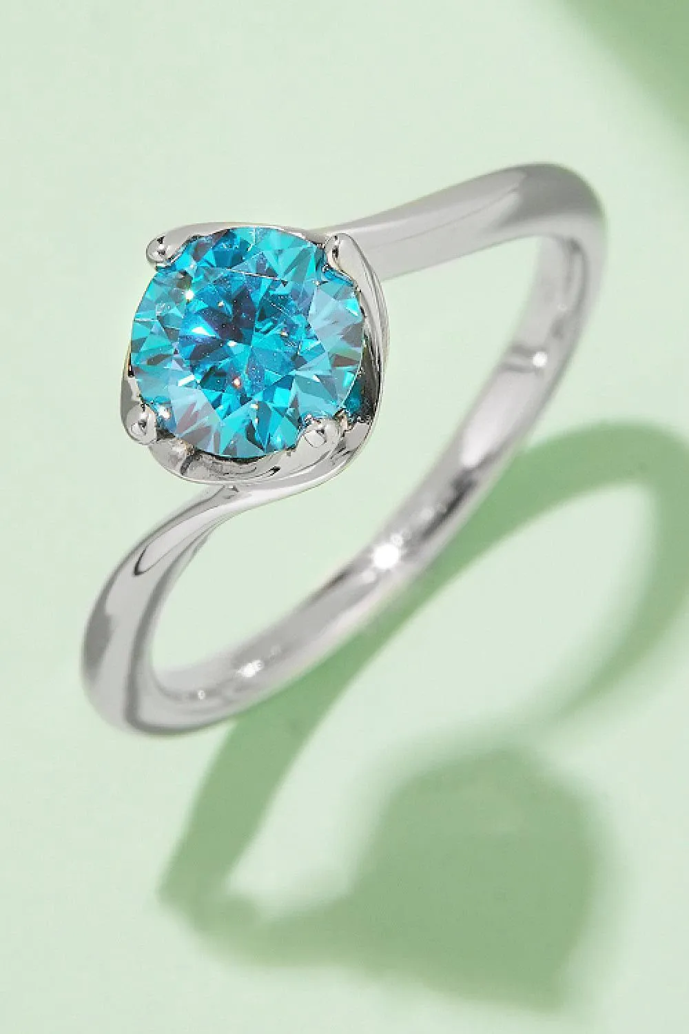 Vibrant Round Solitaire 1 Carat Moissanite Ring